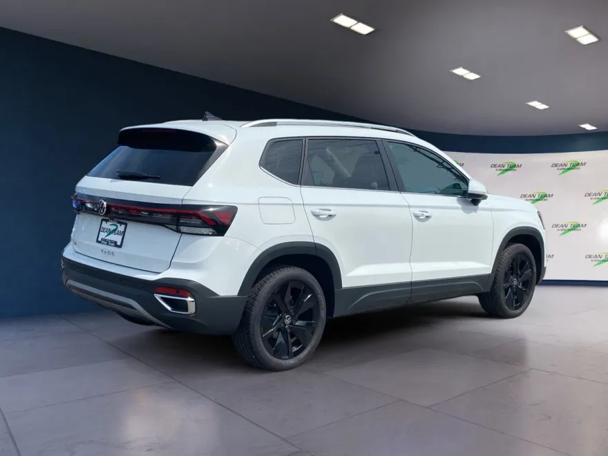 2025 Volkswagen Taos SE photo 1