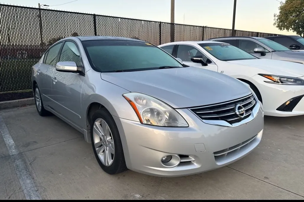 2012 Nissan Altima 3.5 SR photo 1