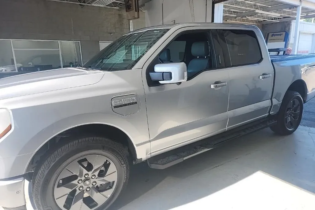 2023 Ford F-150 Lightning Lariat photo 1
