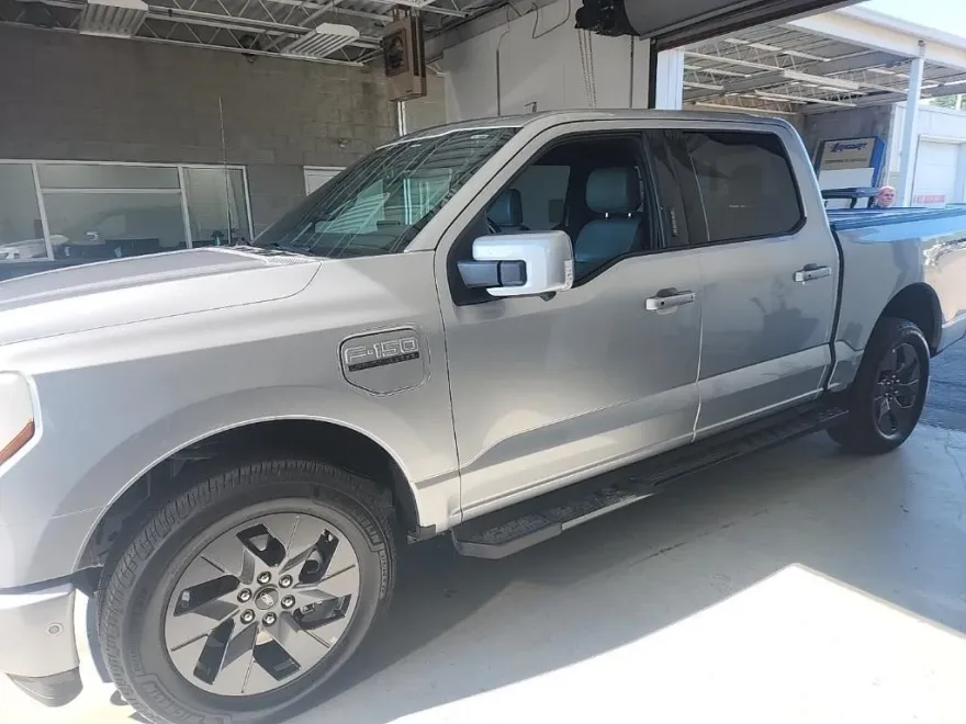 2023 Ford F-150 Lightning Lariat photo 1