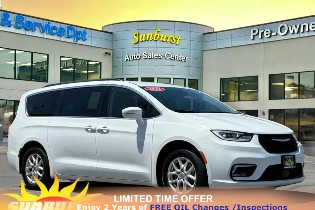 2022 Chrysler Pacifica Touring L photo 1