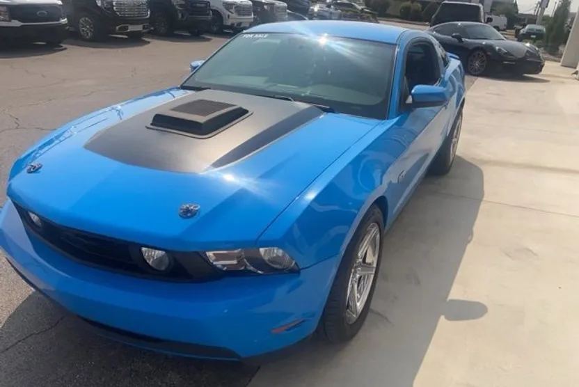 2010 Ford Mustang GT photo 1