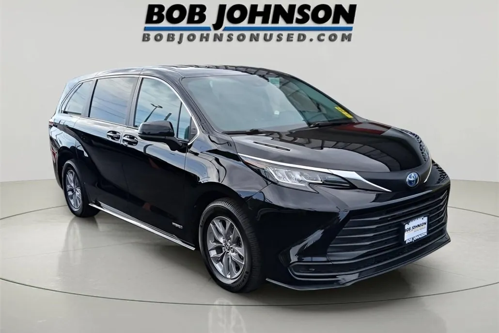 2021 Toyota Sienna LE photo 1