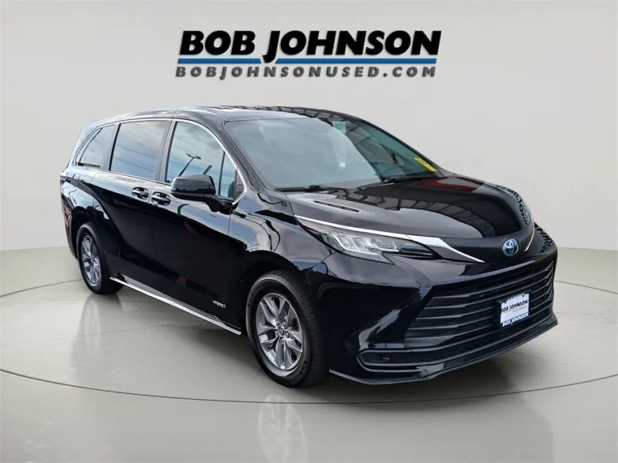 2021 Toyota Sienna LE photo 1