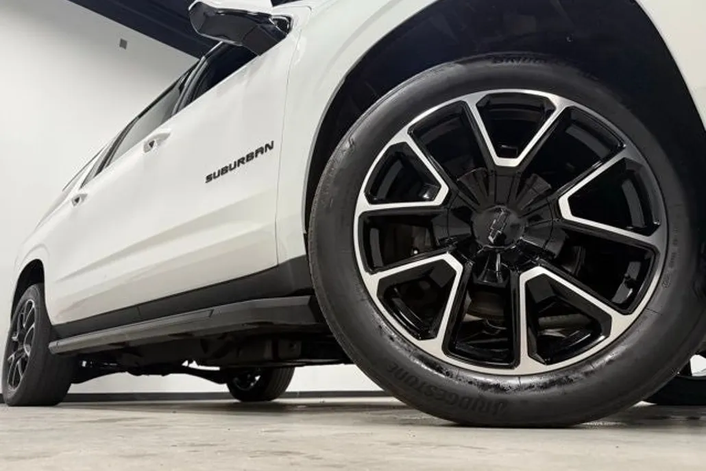 2023 Chevrolet Suburban RST photo 1