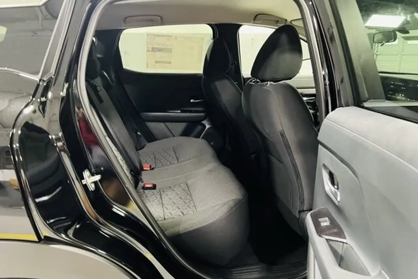 2025 Nissan Kicks SV photo 1