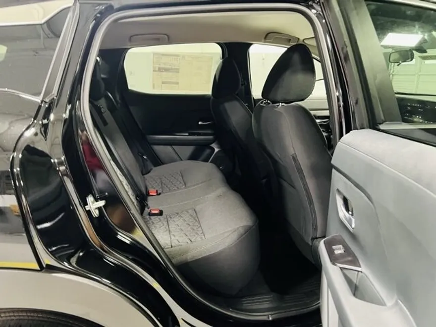 2025 Nissan Kicks SV photo 1