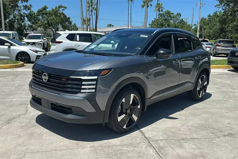2025 Nissan Kicks SR photo 1
