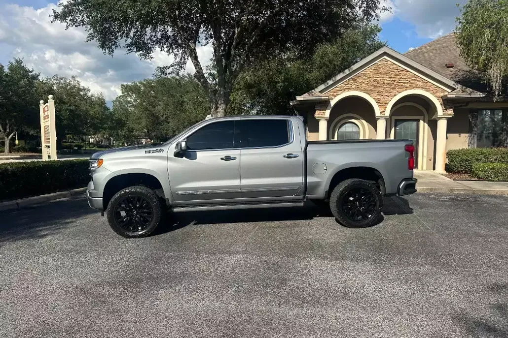 2023 Chevrolet Silverado 1500 High Country photo 1