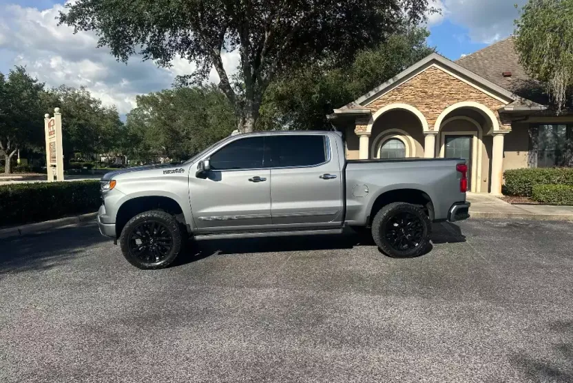 2023 Chevrolet Silverado 1500 High Country photo 1