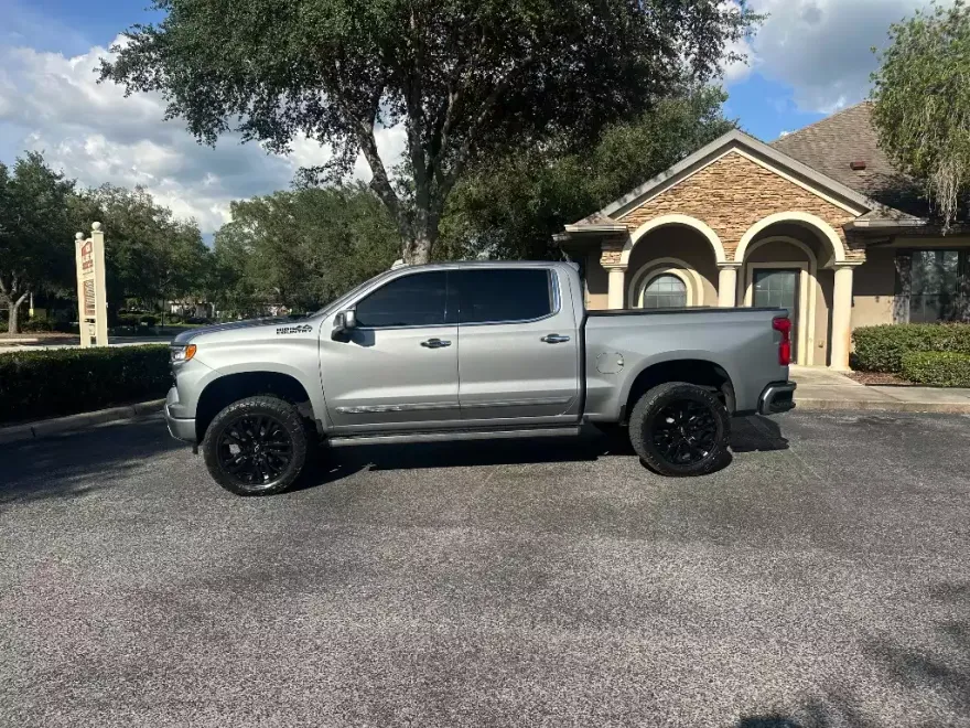 2023 Chevrolet Silverado 1500 High Country photo 1