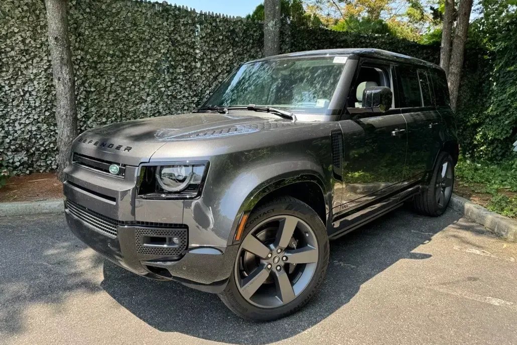 2025 Land Rover Defender 110 V8 photo 1