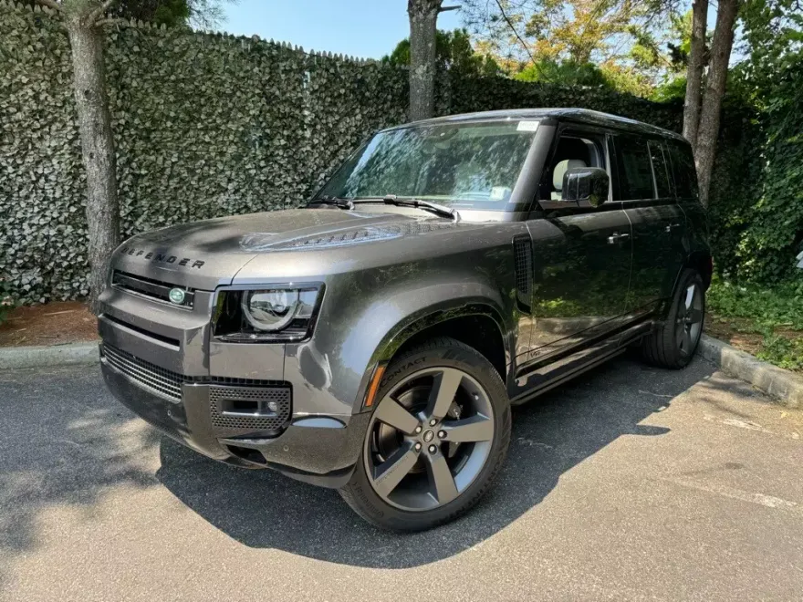 2025 Land Rover Defender 110 V8 photo 1