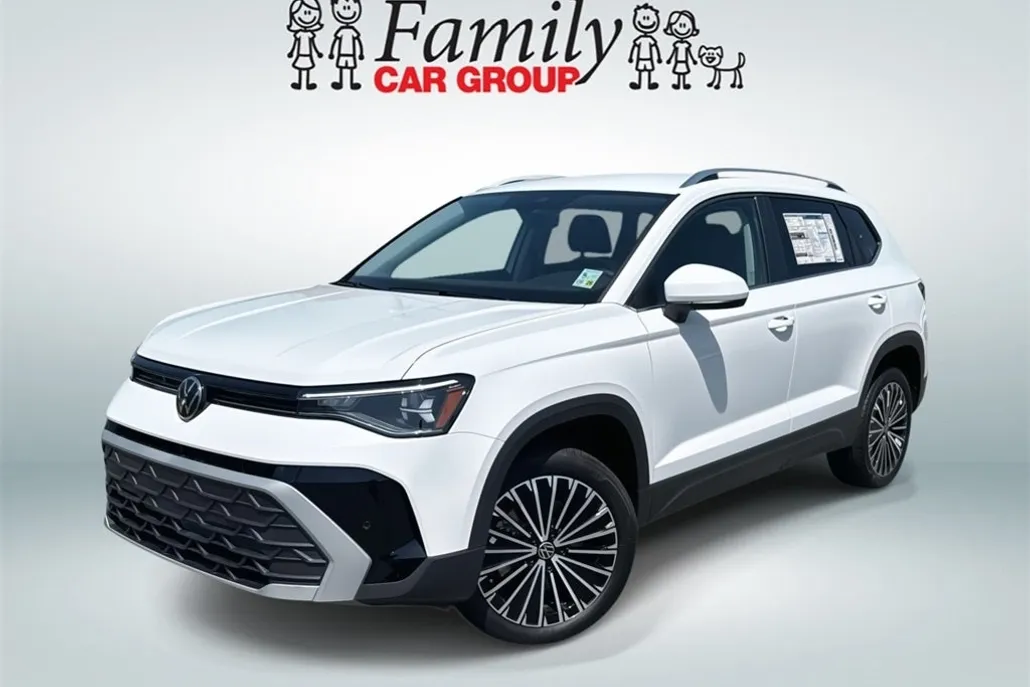 2025 Volkswagen Taos SE photo 1
