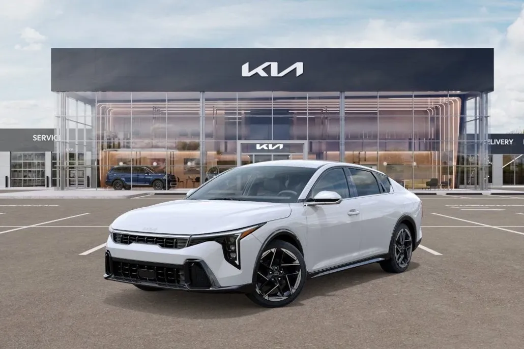 2025 Kia K4 GT-Line photo 1