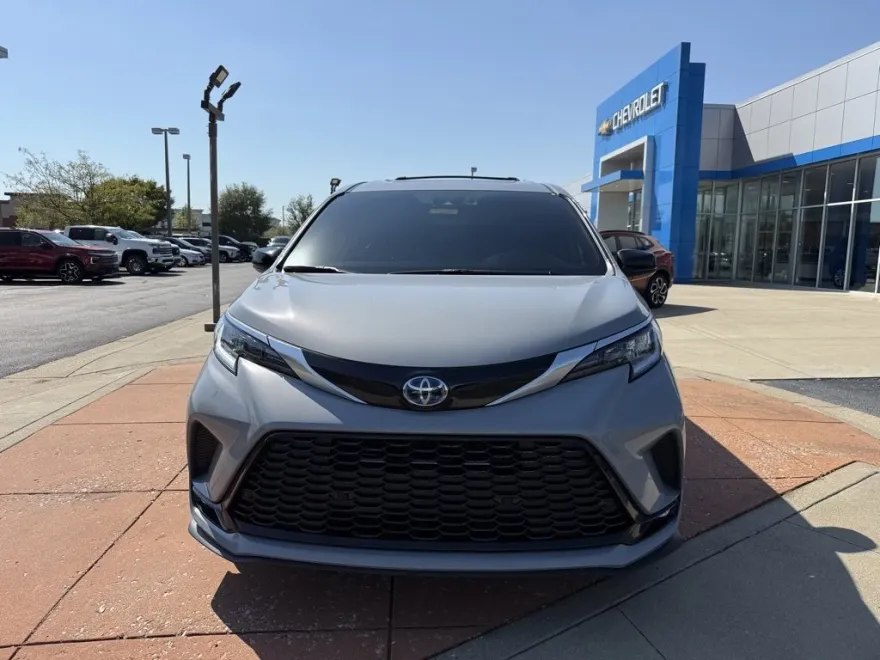 2024 Toyota Sienna XSE photo 1