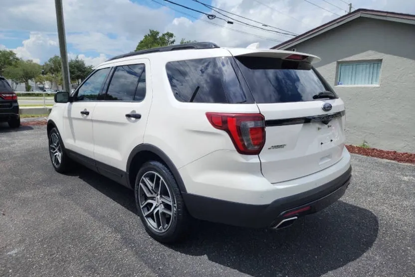 2017 Ford Explorer Sport photo 1