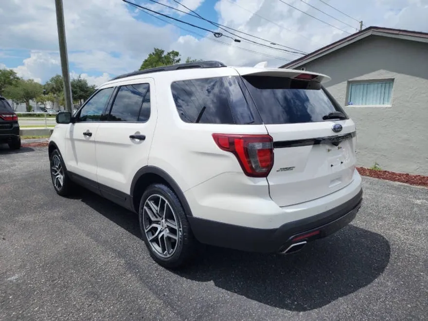 2017 Ford Explorer Sport photo 1