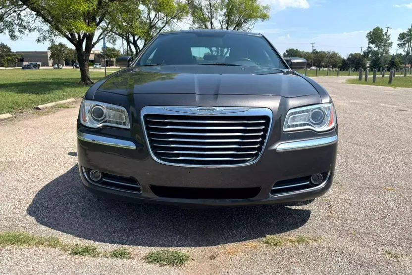 2013 Chrysler 300 Base Limited photo 1