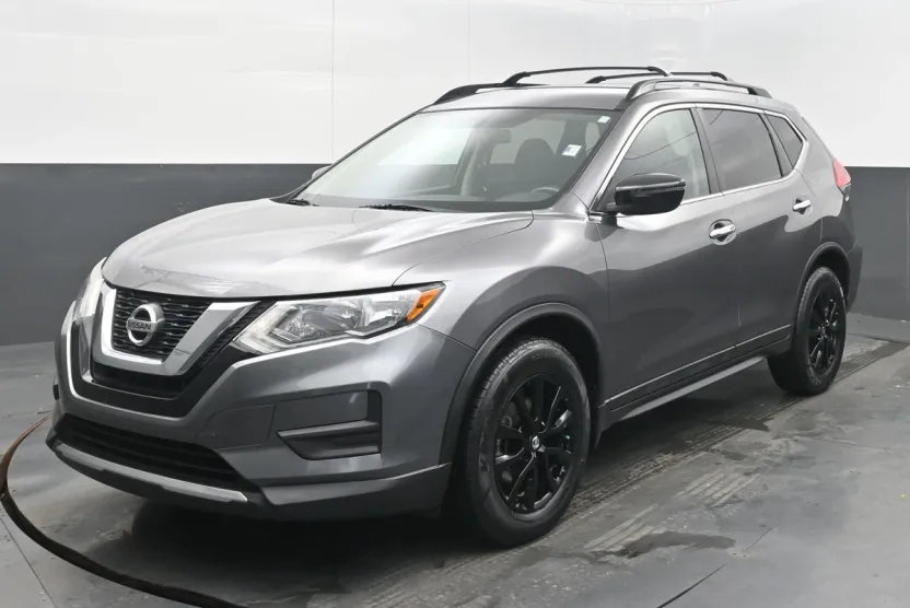 2017 Nissan Rogue SV photo 1