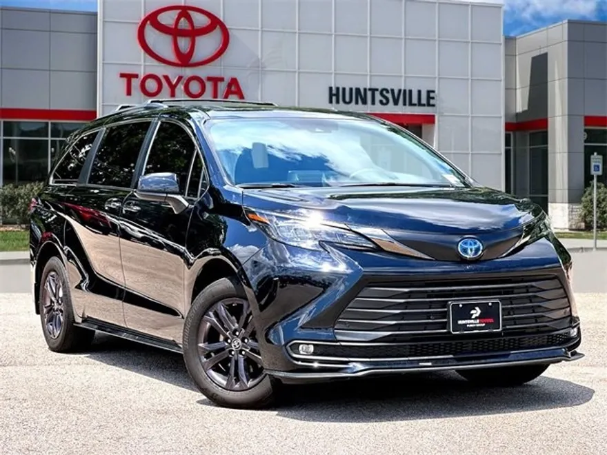 2024 Toyota Sienna Woodland Edition photo 1