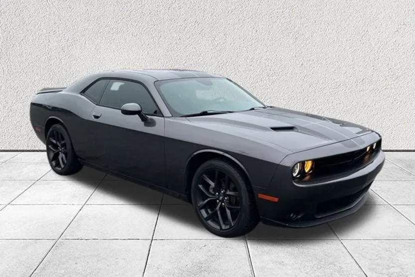 2022 Dodge Challenger SXT photo 1