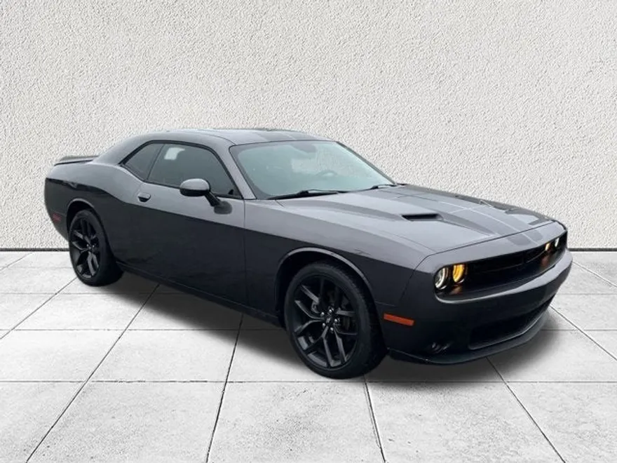 2022 Dodge Challenger SXT photo 1