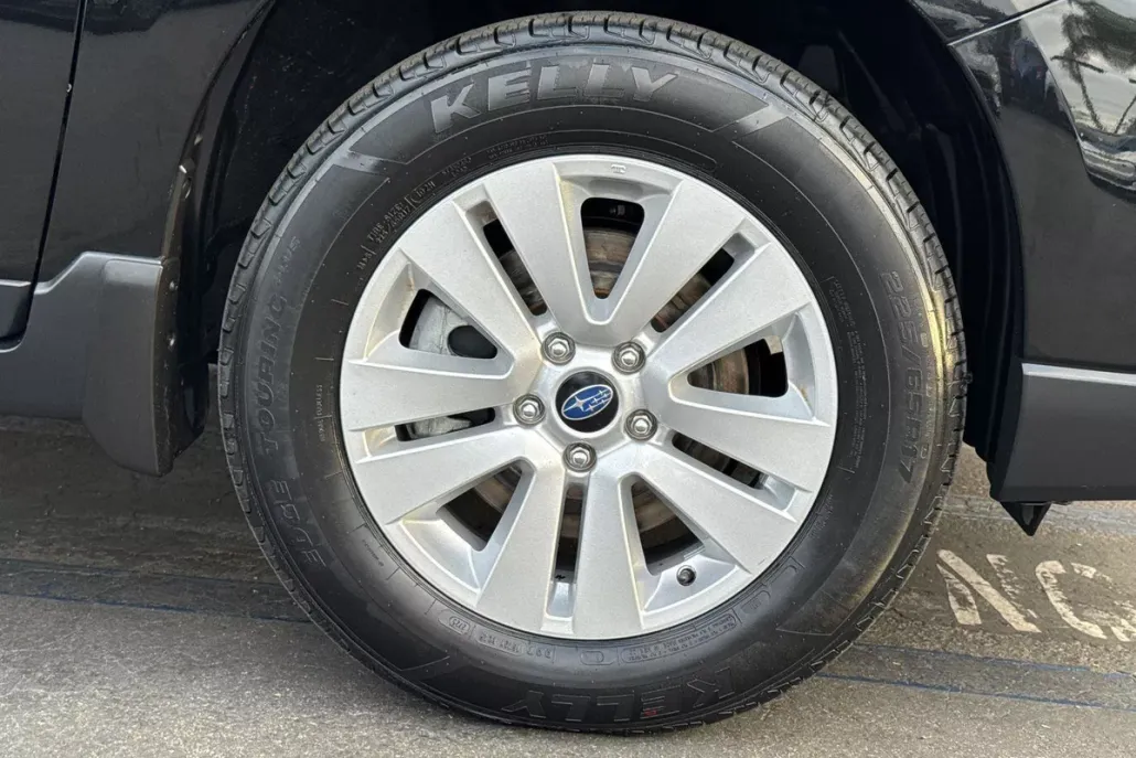 2019 Subaru Outback Premium 2.5i photo 1