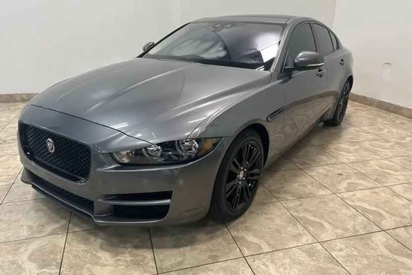 2019 Jaguar XE Prestige photo 1