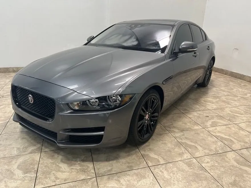 2019 Jaguar XE Prestige photo 1