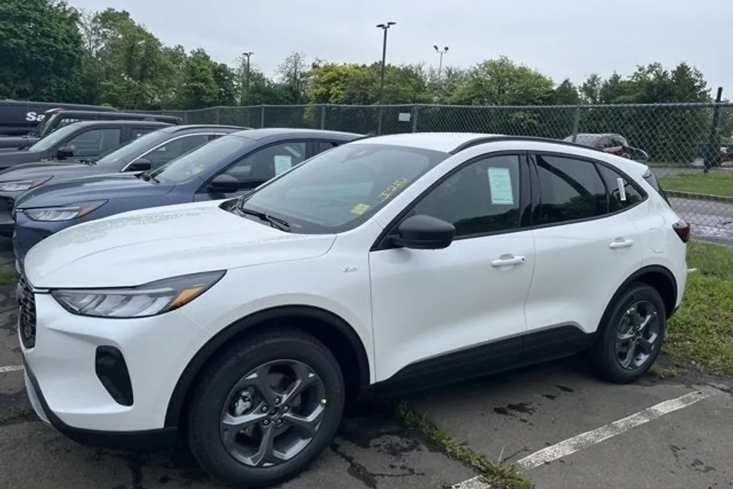 2025 Ford Escape ST-Line photo 1