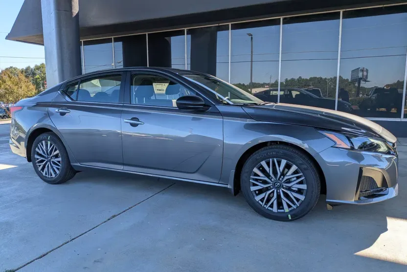 2025 Nissan Altima 2.5 SV photo 1