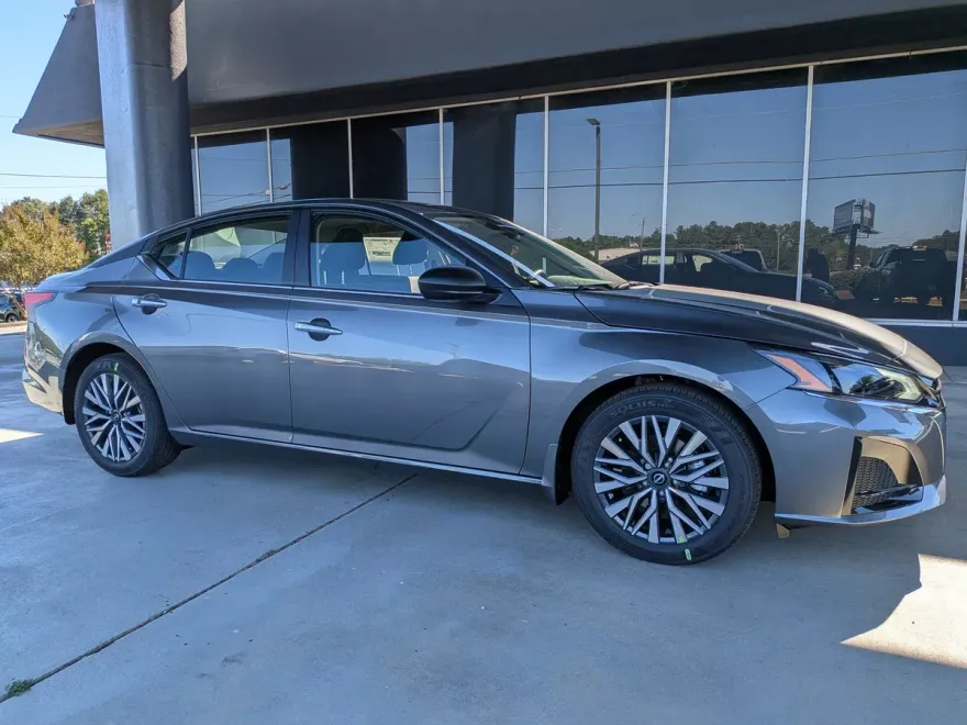 2025 Nissan Altima 2.5 SV photo 1