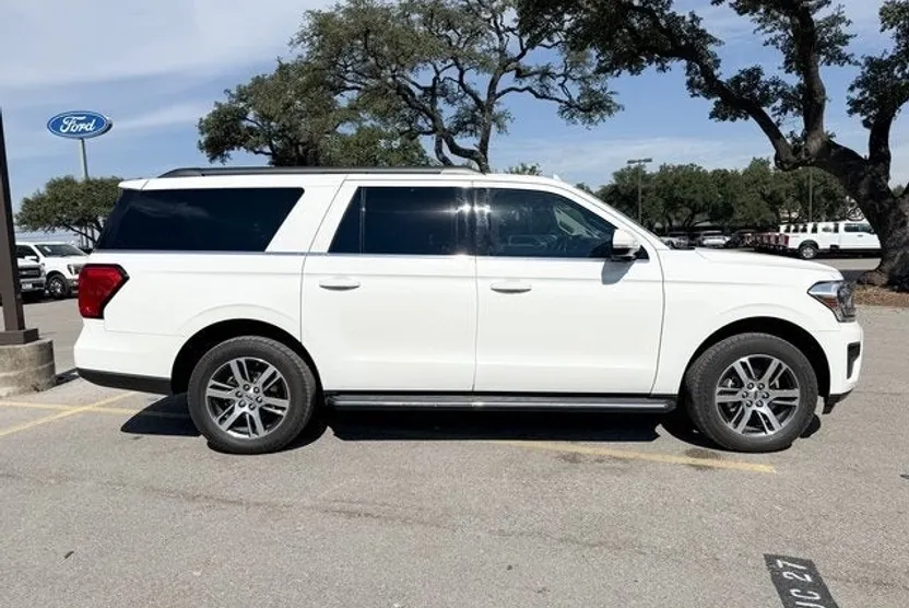 2022 Ford Expedition MAX XLT photo 1