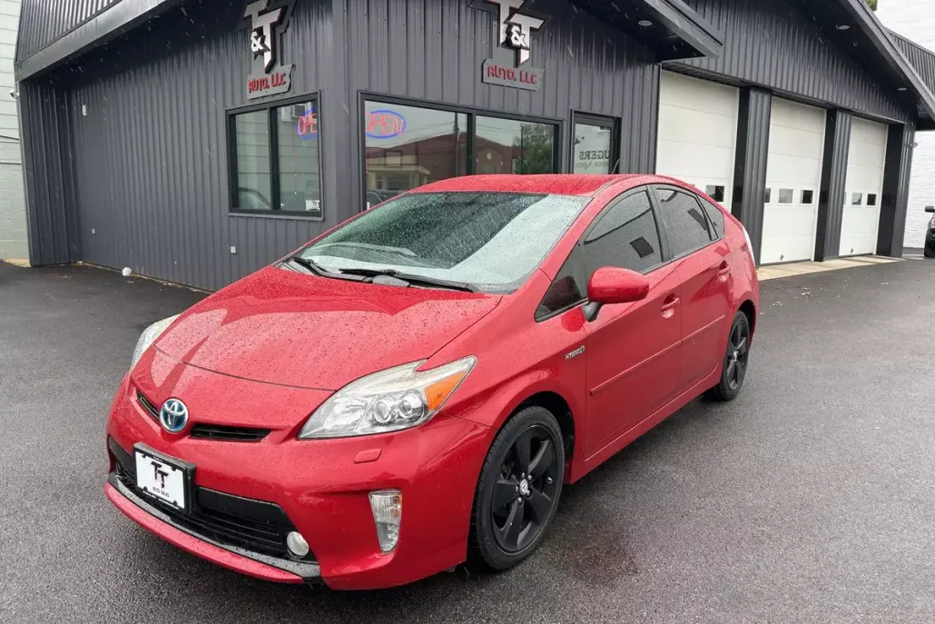 2015 Toyota Prius Five photo 1