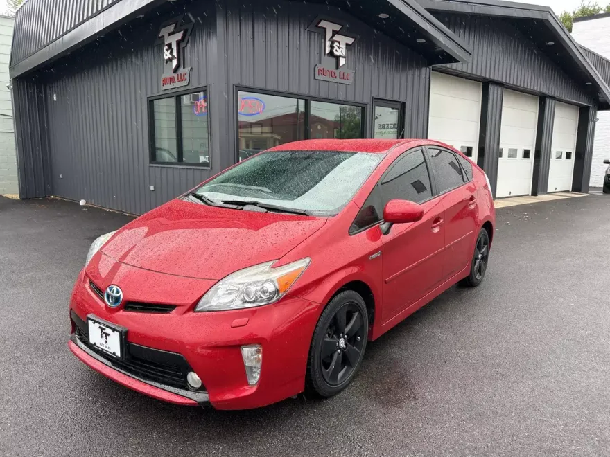 2015 Toyota Prius Five photo 1