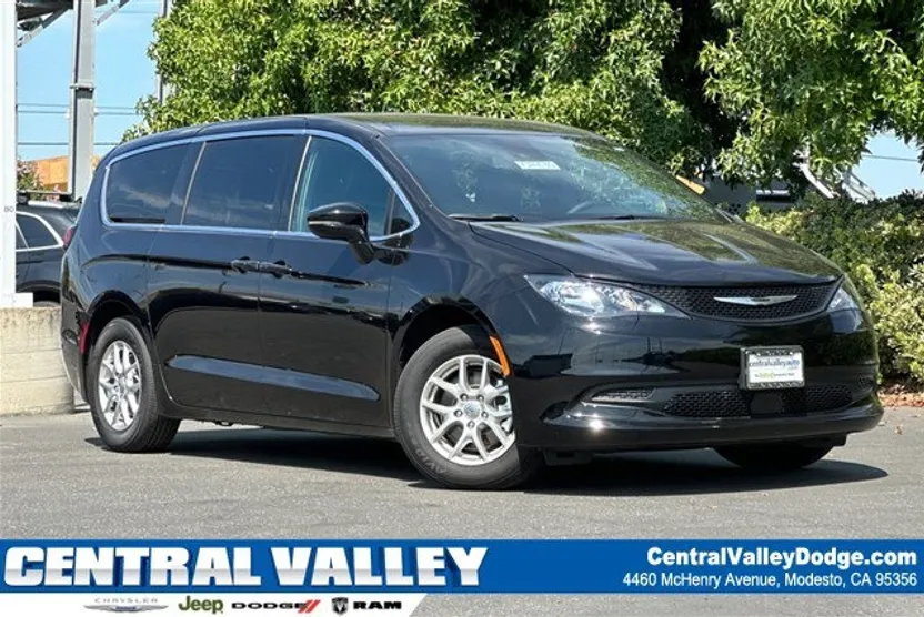 2025 Chrysler Voyager LX photo 1