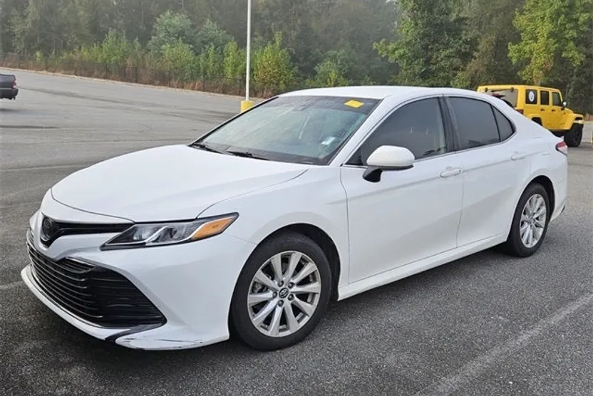 2020 Toyota Camry LE photo 1