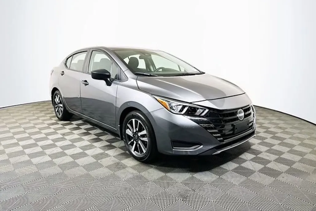 2024 Nissan Versa 1.6 S photo 1