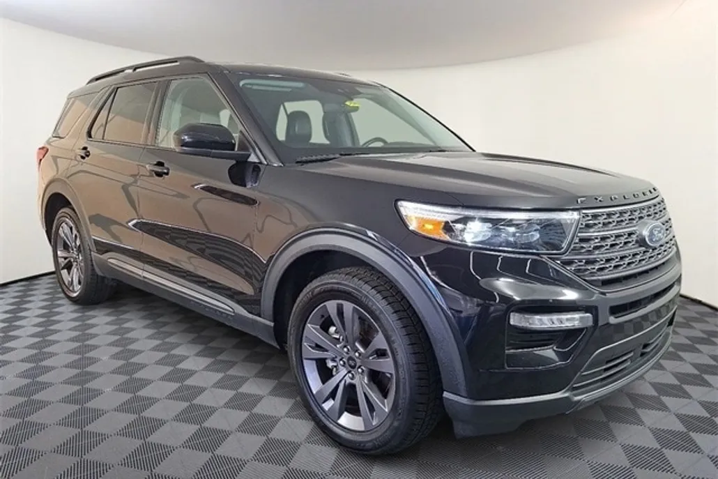2023 Ford Explorer XLT photo 1