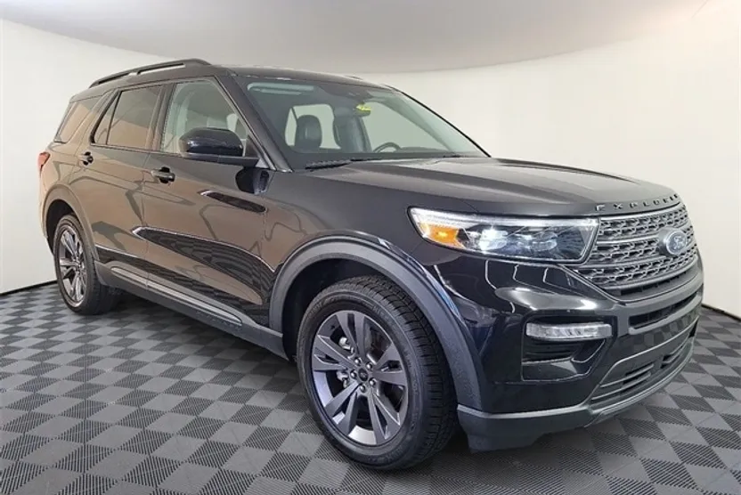 2023 Ford Explorer XLT photo 1