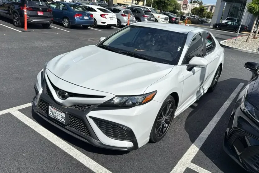 2022 Toyota Camry SE photo 1