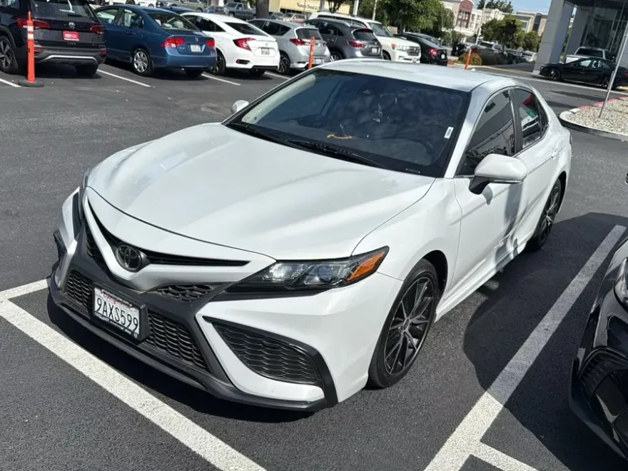 2022 Toyota Camry SE photo 1