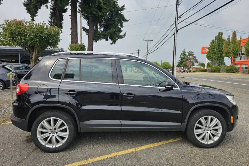 2011 Volkswagen Tiguan SE photo 1