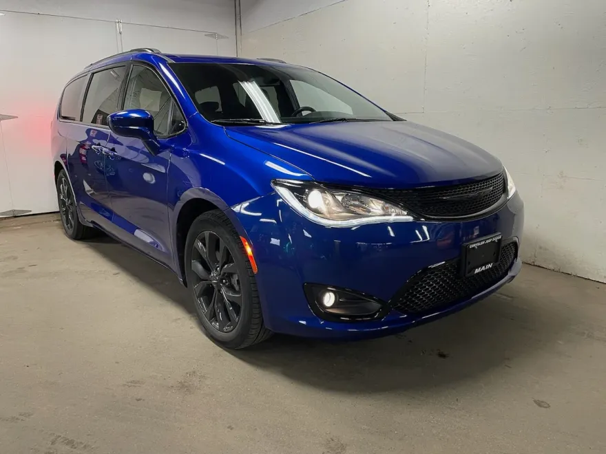 2020 Chrysler Pacifica Touring Plus photo 1