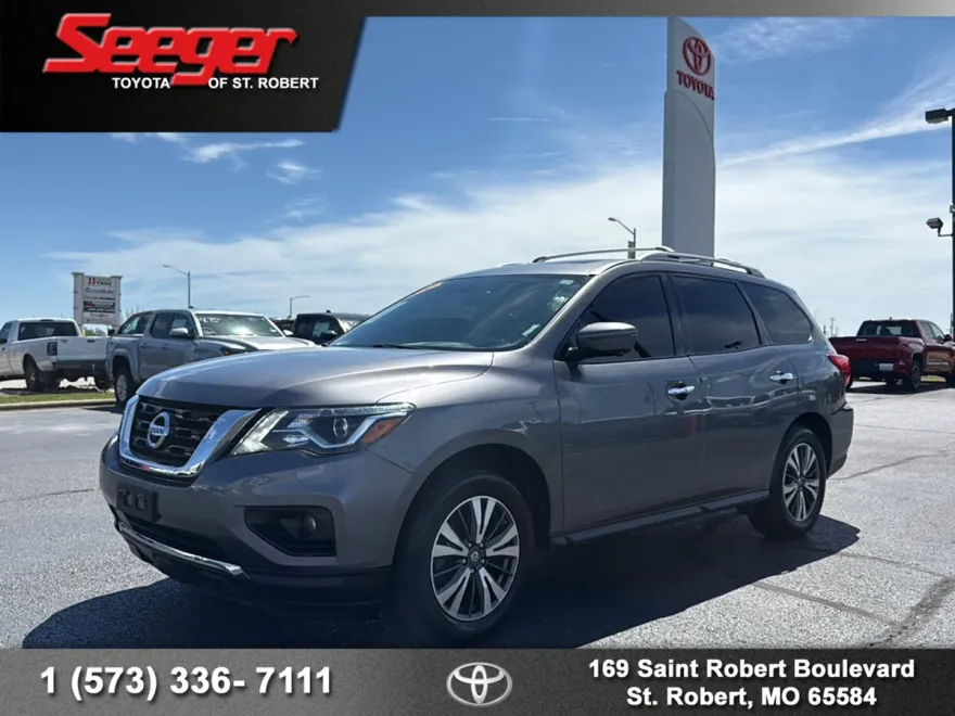 2017 Nissan Pathfinder SL photo 1