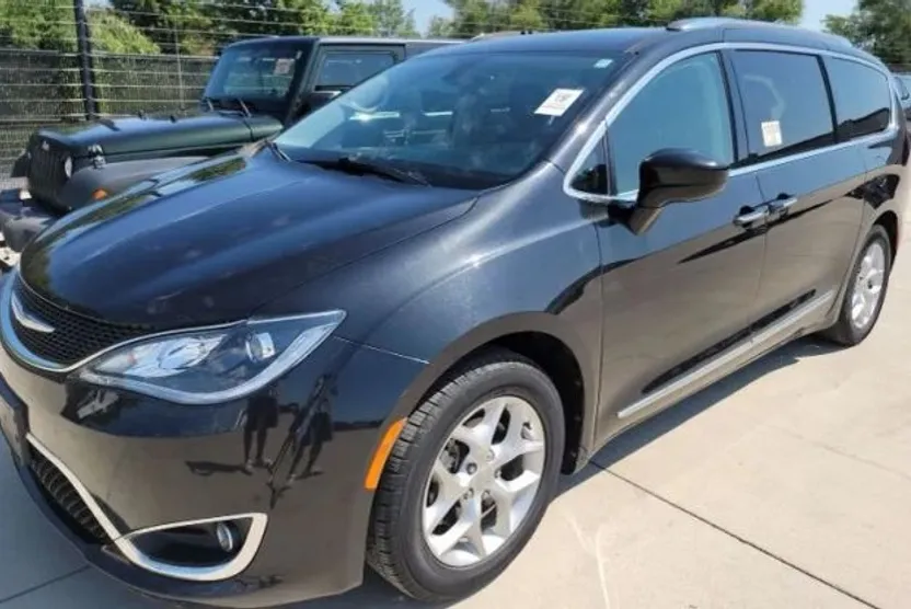 2018 Chrysler Pacifica Limited photo 1