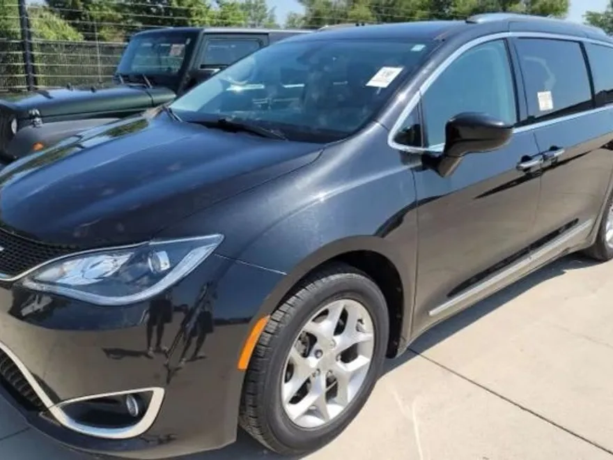 2018 Chrysler Pacifica Limited photo 1