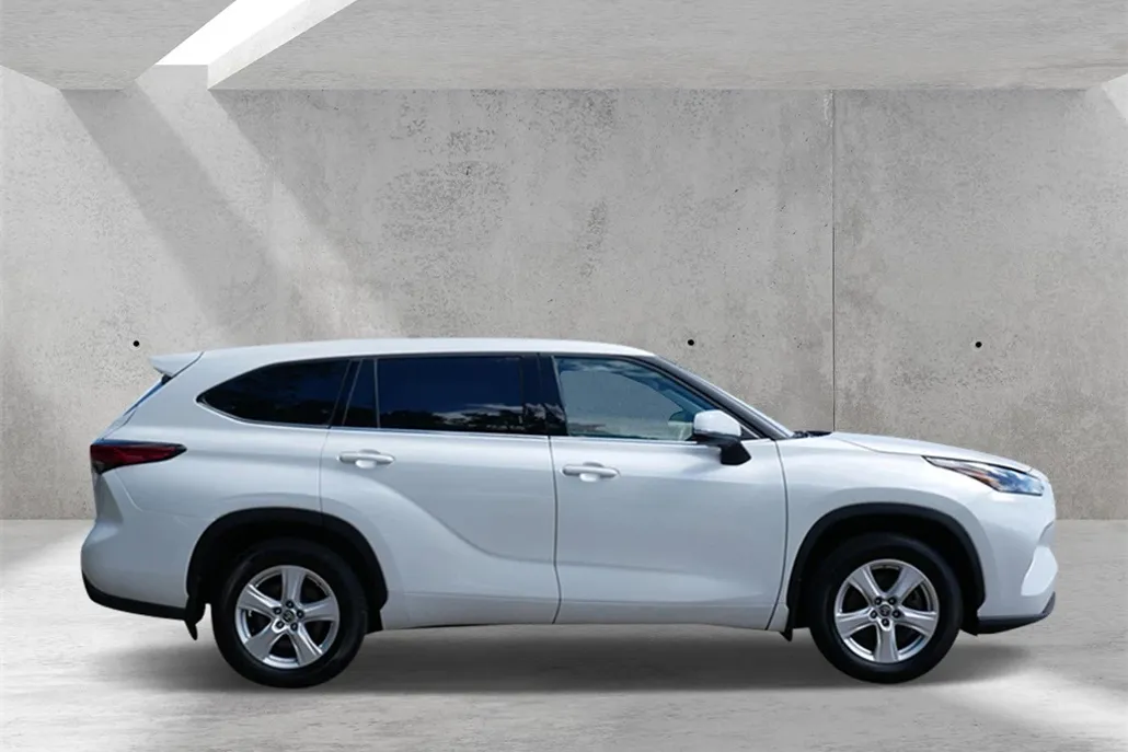 2022 Toyota Highlander LE photo 1