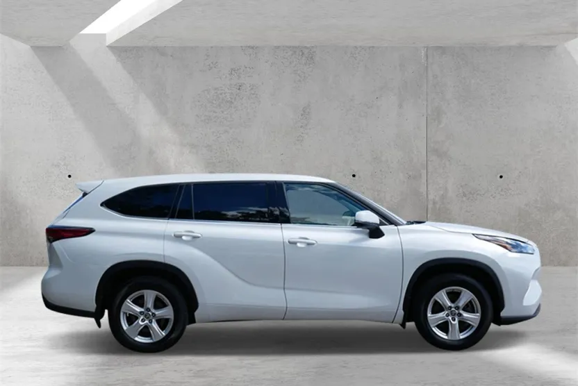 2022 Toyota Highlander LE photo 1